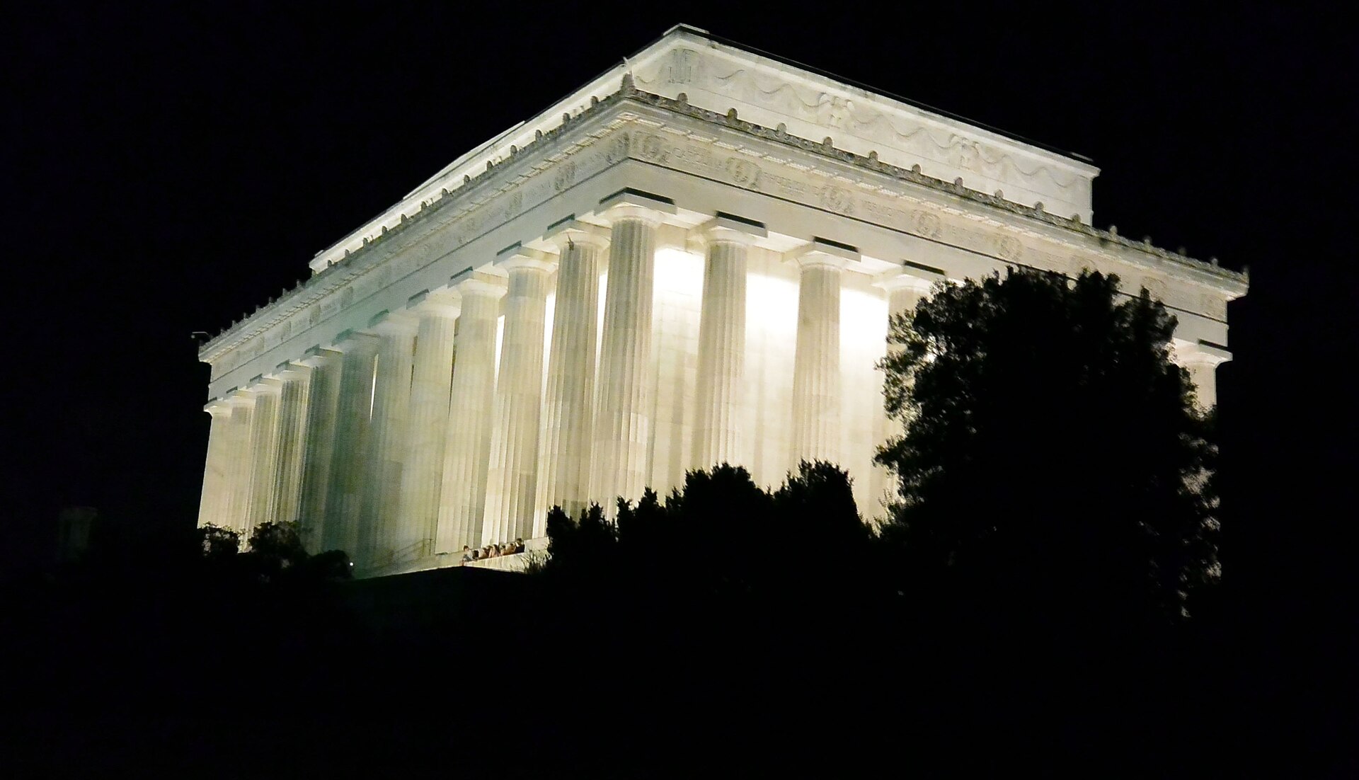 The Lincoln Memorial lit up at night in Washington DC, one of the most romantic things to do for couples